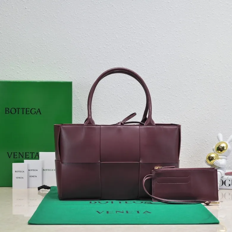 Batch 1960 large arco, BottegaVeneta# official website latest cowhide leather SLIP tote handbag, and the logo has been changed to the side panel😍The oversized woven design really makes it a huge gap from ordinary tote bags🔗🔗Different color combinations inside and outside ⛓Daniel Lee leads the brand's DNA to continue to evolve with fresh inspiration🧬🧬showing a balanced style of luxury and reality👉: 36*24*14 Model: 9892#, the latest logo is on the side